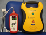 Defibrylator AED i pulsoksymetr (czerwony)